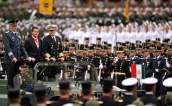 대통령 엔리케 페냐 니에토가 국방부 장관 살바도르 시엔푸에고스 제페다 및 해군부 장관 비달 프란시스코 소베론 산스와 함께 군사 퍼레이드를 하고 있다.