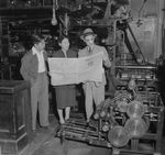 갓 발행된 라후 신보(Rafu Shimpo)를 읽는 사람들(1942년)