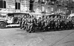 부다페스트 시내를 행진하는 화살십자당원