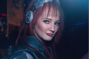 케리건의 인간 형태와 유령(Ghost) 갑옷을 묘사한 코스플레이어