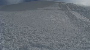 2010년 3월, 헬리오트로프 능선 근처 마운트 베이커에서 스노보더가 유발한 15cm 깊이의 연성 슬래브 눈사태. 여러 개의 크라운 파단선이 이미지 상단 중앙에 보인다. 하강 중 슬래브가 부서지면서 생기는 전경의 입상 잔해 특성에 주목하라.