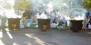 지진으로 집을 잃은 사람들에게 배급되는 수프