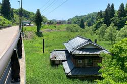 이모가와의 하도 폐색으로 수몰된 가옥. 키고모 메모리얼 파크로 보존되고 있다(2022년 5월)