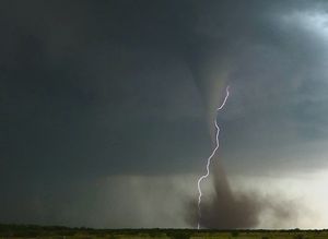 번개를 동반하는, 드문 역회전 토네이도.