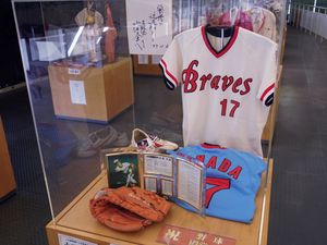 야마다가 명예 관장을 맡고 있는 오다테 주카이 돔에 전시된 현역 시절의 유니폼, 글러브, 스파이크