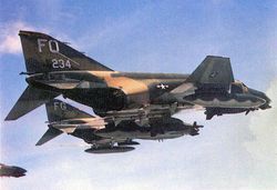 북쪽 임무에 레이저 유도 폭탄을 장착한 제435전술전투비행대대의 McDonnell F-4D-29-MC 팬텀 일련 번호 66-0234.