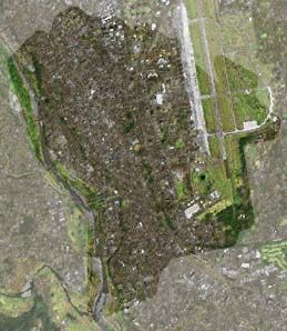 후사시 시역의 위성 사진. 오른쪽이 요코타 기지. 왼쪽이 다마가와. 하부 왼쪽에서 합류하는 곳이 아키가와.