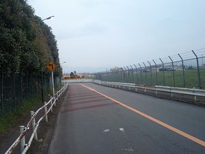 기지 확장으로 인해 분단된 옛 이츠카이치 가도.