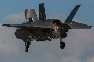 2017년 2월, F-35B 수직이착륙 스텔스 전투기가 이와쿠니에 수직으로 착륙하고 있다.