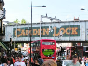 캠든 하이 스트리트(Camden High St.) 위에 있는 철교의 모습, 노스 런던 선이 지나간다.