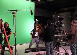 그린 스크린 크로마키를 사용하는 Myx TV의 생방송. 화면에 그림자가 없는 것을 주목. 이미지 중앙 근처의 더 흰색 부분은 이 사진이 촬영된 각도 때문이며, 비디오 카메라의 각도에서는 나타나지 않음.