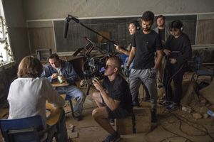 AFI 컨서버토리 펠로우들이 AFI 캠퍼스에서 촬영하고 있다.