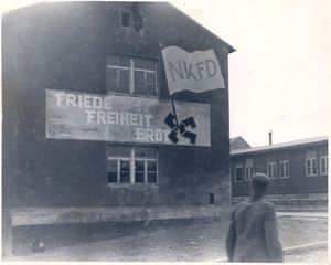 Friede, Freiheit, Brot}} ("평화, 자유, 빵", 레닌의 슬로건 "평화, 토지, 빵"을 연상시킴)을 약속함