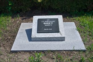 }}) 중위의 묘지