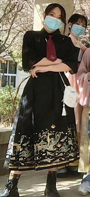 중국 한푸 패션 디자인에 의해 디자인된 미디 마몐췬의 예시, 명나라 스타일의 21세기 변형 버전, 현대적, 한푸 애호가가 착용, 2022년 3월 29일 촬영