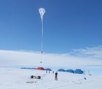 2013년 2월에 개장한 새로운 할리 VI 연구 기지 위로 기구가 떠오르는 모습