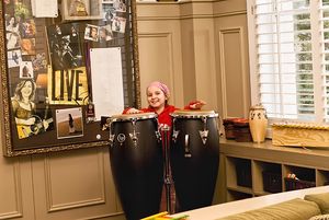 어린이가 콩가를 치는 모습 - 세인트 주드 아동 연구 병원의 에이미 그랜트 음악실