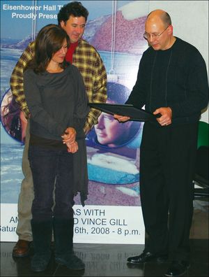 2008년 1966년 졸업반 친구 상을 수상한 그랜트와 남편 빈스 길