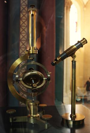 1852년 레옹 푸코가 설계한 자이로스코프. 1867년 만국 박람회를 위해 Dumoulin-Froment가 제작한 복제품. 국립 공예 기술 박물관, 파리.