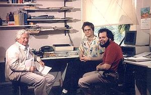 Haspa 해킹 이후 ARD 방송국의 뤼디거 프로스케(Rüdiger Proske, 왼쪽)가 슈테펜 베르네리(Steffen Wernéry, 가운데)와 바우 홀란트(오른쪽)를 인터뷰하는 장면. 해당 인터뷰는 함부르크 에펜도르프에 있는 해킹을 시작한 베르네리의 집에서 이루어졌다.