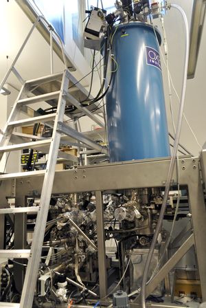 런던 나노기술 센터의 대형 STM 장치