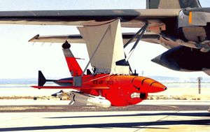 파이어비 드론이 공격 임무를 위해 2개의 AGM-65 메버릭을 탑재하고 있다.