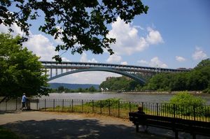 헨리 허드슨 다리는 이누드 힐 공원에서 볼 수 있다.