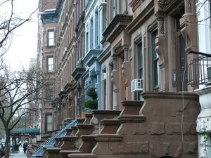 어퍼웨스트사이드의 전형적인 중간 블록 뷰. 4층 및 5층 브라운스톤으로 구성되어 있다.