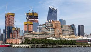 배경에 허드슨 야드의 고층 빌딩이 솟아 있는 스타레트-리하이 빌딩(Starrett–Lehigh Building)