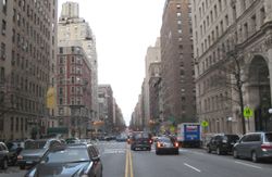 웨스트 엔드 애비뉴, 오른쪽에 디 아프소프