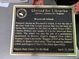 엠파이어 스테이트 북 센터가 헌정한 문학적 랜드마크 기념패