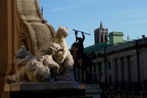 오듀본 테라스 안뜰. 배경에 미국 스페인 협회 건물이 보인다.