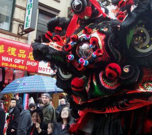 중국 사자춤이 차이나타운 중국 설날 축제 동안 모트 스트리트에서 워스 스트리트 근처에서 공연하고 있다.