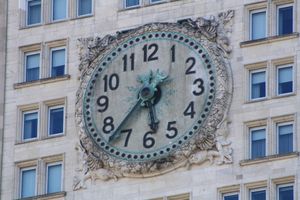 타워 서쪽 면의 시계 세부 모습