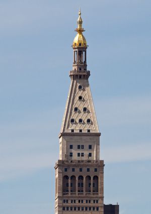 타워의 피라미드 지붕에는 박공창이 있고, 주랑과 돔형 지붕으로 덮여 있다.