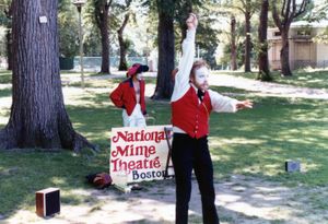 1980년 보스턴 커먼에서 공연하는 흰 얼굴의 마임 배우