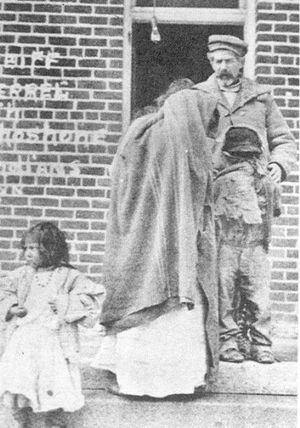 켈리 크릭 전투에서 살아남은 마이크 다겟 가족과 함께 있는 보안관 찰스 페럴(다겟의 딸 헤니(루이즈, 17세)와 그의 손자 2명, 클리블랜드(모쇼, 8세)와 해티(해리엇 모쇼, 4세) 포함)