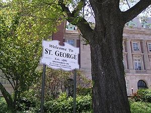 자치구청은 세인트조지 지역에 위치한다.