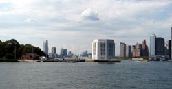 거버너스 섬(왼쪽)과 브루클린-배터리 터널 환기탑(오른쪽)