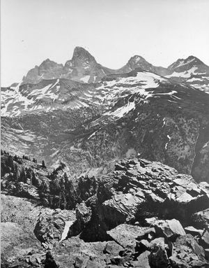 1872년 헤이든 지질 조사단이 티턴 산맥 서쪽에서 본 "세 개의 티턴". 윌리엄 헨리 잭슨이 1872년에 촬영한 티턴 산맥의 초기 사진 중 하나이다.