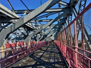 내부 도로 중 하나 위의 자전거 및 보행자 도로