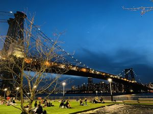 2021년 도미노 공원에서 바라본 해질녘의 윌리엄스버그 다리