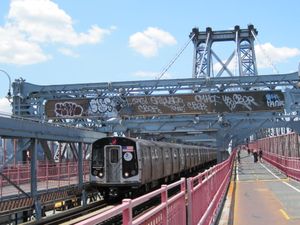 다리 선로 위의 J 열차