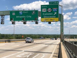 캠던의 I-76 동쪽 방향, I-676 교차로