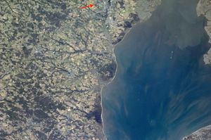 국제 우주 정거장에서 촬영한 도버의 위성 사진. 빨간색 화살표가 도버를 가리킨다.