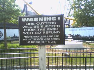 새치기를 하지 않도록 경고하는 표지판