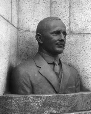 클리포드 밀번 홀랜드 홀랜드 터널의 초대 수석 엔지니어의 흉상, 홀랜드 터널 입구