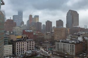 2017년 3월 홀랜드 터널(전경)로 진입하는 차량들과 함께 로어 맨해튼의 항공 뷰