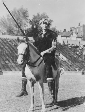 보이드 "슬림" 아놀드, 전통적인 버크스킨 유니폼을 입은 최초의 마운티니어 마스코트.