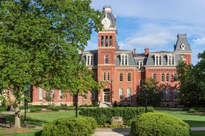 우드번 홀은 웨스트버지니아 대학교에서 가장 오래된 건물 중 하나이며 오랫동안 대학교의 상징이었다.